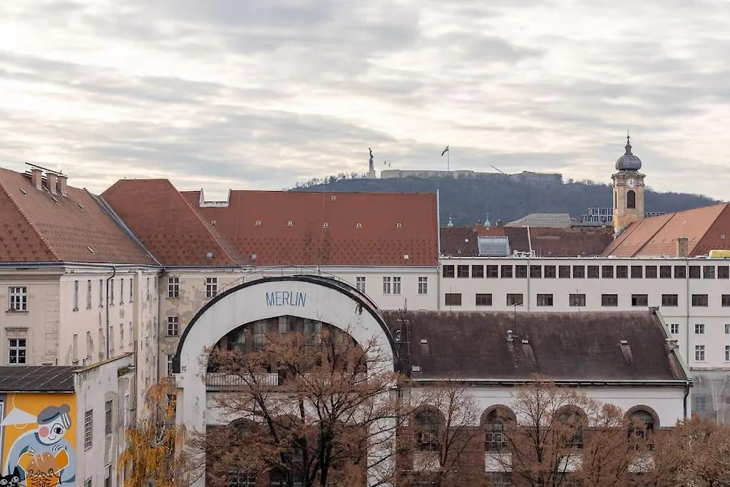 Midtown Artistic Apartment Budapest